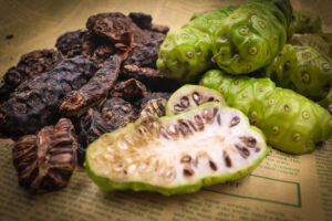 Những lưu ý khi sử dụng trái nhàu khô