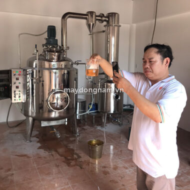 Khách hàng chạy thử kiểm tra mẫu sản phẩm